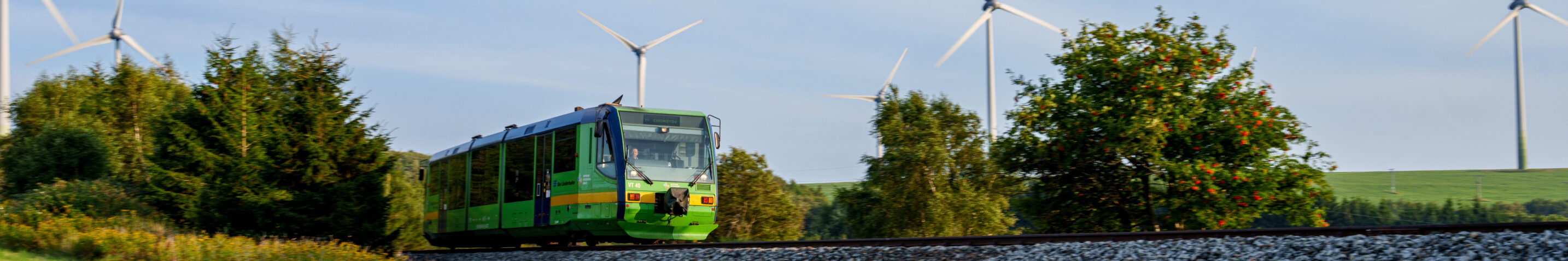 Vlak RegioSprinter projíždí krajinou Krušných hor.
