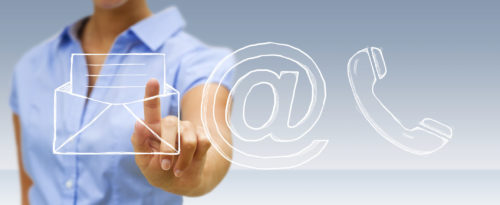 Kontakt Brief E-Mail Telefon Mensch der mit dem Finger auf das Brief Symbol deutet, danben ist noch ein E-Mail Symbol und ein Telefon Symbol