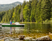 Treetboot fahrendes Paar auf dem Arbersee im Bayerischen Wald.