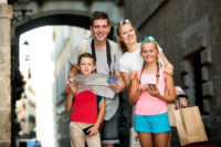 Familie bei Stadtführung in Regensburg