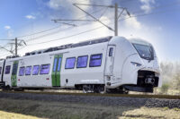 Sie sehen auf diesem Bild den Siemens Mireo-Zug während der Fahrt aus der seitlichen Perspektive.