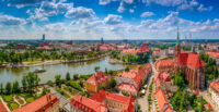 Blick auf die Altstadt Wroclaw mit Kirchen und Blick zum Fluss