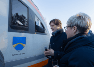 Laenderbahn Geschaeftsfuehrer Stephan Naue tauft den trilex Zug auf den Namen Sohland a d Spree