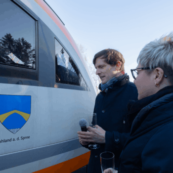 Länderbahn Geschäftsfuehrer Stephan Naue tauft den trilex Zug auf den Namen Sohland a d Spree