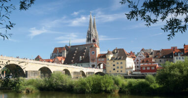 Die klassische Stadtansicht Regensburg im Fokus die Steinerne Brücke