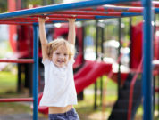 Kind am Klettergerüst am Spielplatz in Prag hier finden Familien Erholung