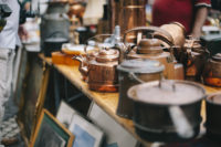 Antike Töpfe für Vintageliebhaber vom Trödelmarkt in Prag