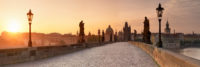 Blick auf die Karlsbrücke in Prag am Morgen