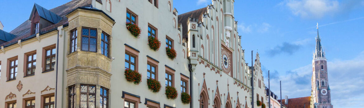 Fussgaengerzone in Landshut Rathaus Adobe Stock 189895002 oxie99