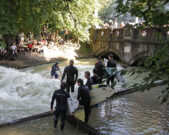 Surfer am Eisbach Muenchen Tourismus Sigi Mueller