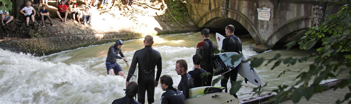 Surfer am Eisbach Muenchen Tourismus Sigi Mueller