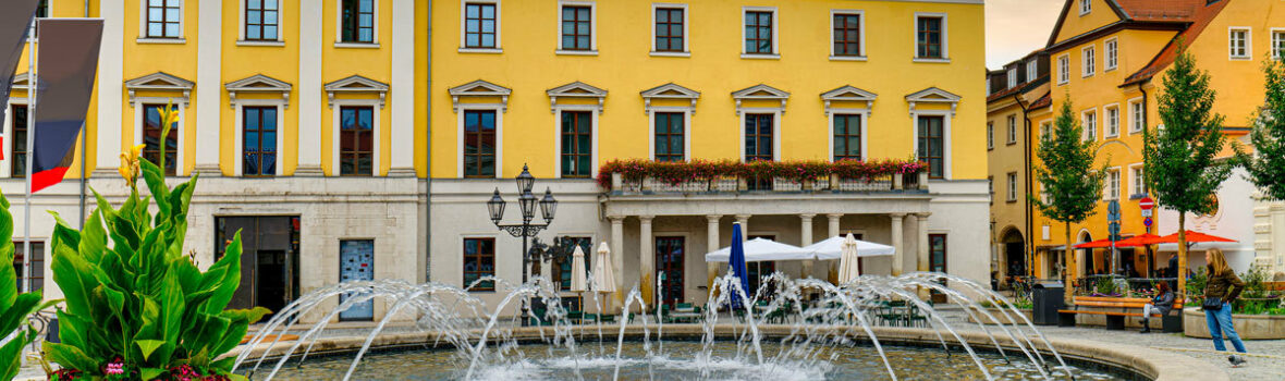 Regensburg Bayern Altstadt am Theaterplatz I Adobe Stock 477774891 I Comofoto