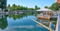 Restaurace Isarklause na řece Isar