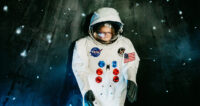 Dítě ve skafandru astronauta