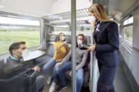 Reisende im Abteil im Zug auf dem Weg nach Prag