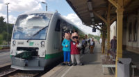 Vater und Sohn vor der Vogtlandbahn