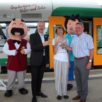 Wolfgang Pollety (links) stößt mit Elke Schulze und Ralf Oberdorfer auf eine gute Fahrt der Vater und Sohn-Bahn an.