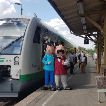 Vater und Sohn vor der Vogtlandbahn