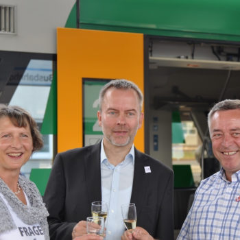 Taufe der neugestalteten Vater und Sohn-Bahn durch Wolfgang Pollety (Mitte), Elke Schulze und Ralf Oberdorfer.