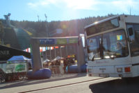 Zu den besten Skispringern der Welt geht es mit Bus und Bahn