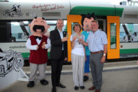 Wolfgang Pollety (links) stößt mit Elke Schulze und Ralf Oberdorfer auf eine gute Fahrt der Vater und Sohn-Bahn an.