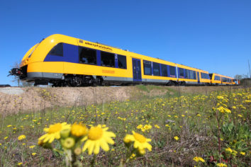 Mehr als 10.000 Zimtsterne werden in der Adventszeit in den oberpfalzbahn-Zügen verteilt