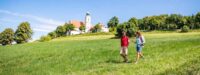 Wanderer vor der Klosterkirche St Felix in Neustadt a d Waldnaab