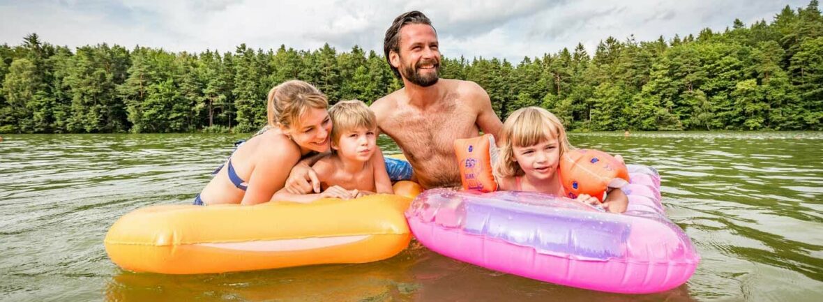 Familie mit Kindern beim Baden im Hammersee