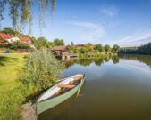 Blick über den Hammersee mit einem Boot am Ufer