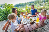 Familie am Ufer des Hammersee im Brauereigasthof Jacob bei einer Brotzeit.