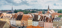 Cheb, Tschechische Republik. Stadt in Westböhmen am Fluss Ohre. Panoramablick aus der Luft auf den Marktplatz mit farbenfrohen gotischen Häusern aus dem 13. Jahrhundert. Mittelalterlicher Kopfsteinpflasterplatz mit Kaufmannsgebäuden