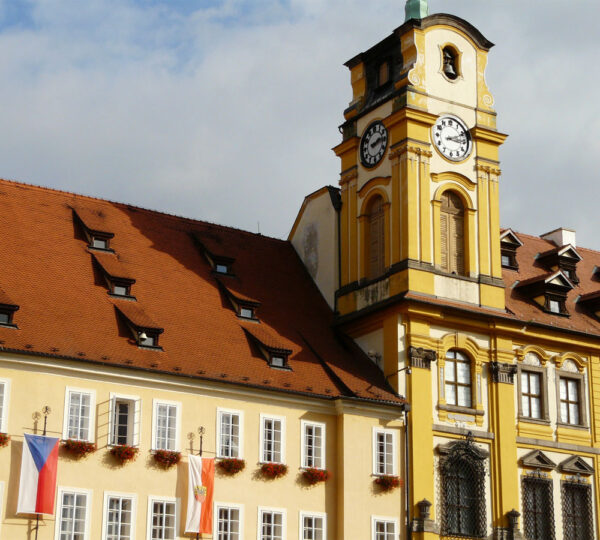 Rathaus und Häuser am Marktplatz von Cheb / Tschechien
