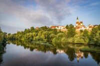 Blick über den Fluss auf Nabburg.