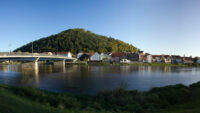 Blick auf den Schlossberg bei Regenstauf vom Ufer des Fluss Regens aus