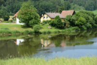 Haeuser am Regen bei Regenstauf Adobe Stock I Fotolyse 99201268