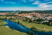 Blick von oben auf den Markt Regenstauf, im Vordergrund ist der Fluss Regen zu sehen