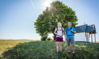 Wanderer vor der Kapelle am Heiligen Dreifaltigkeitsberg in der Nähe von Weiden schauen in die Ferne
