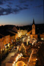 weihnachtlich beleuchteter Christkindlmarkt am Marktplatz in Bad Kötzting