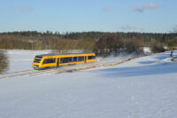 Oberpfalzbahn Lint 41 fährt zwischen Wiesau und Reuth bei Erbendorf durch die verschneiter Landschaft.