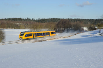 Oberpfalzbahn Lint 41 fährt zwischen Wiesau und Reuth bei Erbendorf durch die verschneiter Landschaft.