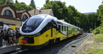 Blick auf einen Triebwagen der KD am Bahnhof