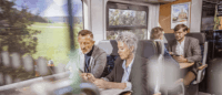 Pendler sitzen im Zug.