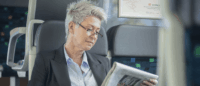 Eine Pendlerin sitzt im Zug.