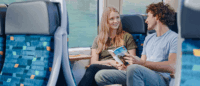 Ein Paar sitzt im Zug.