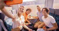 Eine Gruppe macht ein Selfie im Zug.