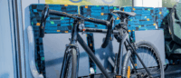 Ein Fahrrad steht am Fahrradstellplatz im Zug.