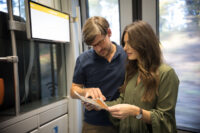 Paar liest den trilex-Fahrplan im Zug.