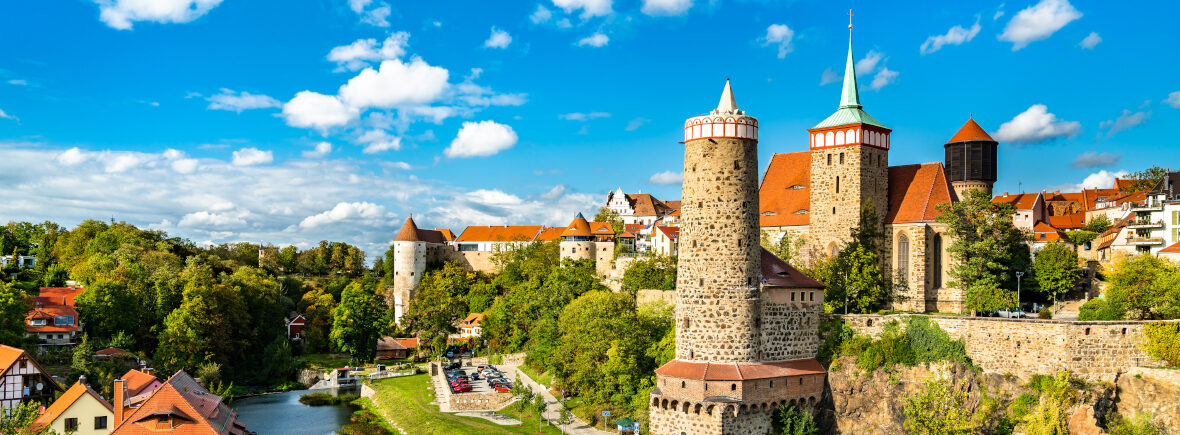 Panoramablick auf die Stadt bei schönem, sonnigen Wetter