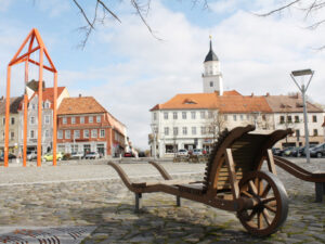 Marktplatz von Bischofswerda mit Statue und Sitzflächen