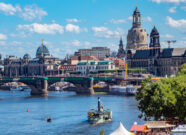 Raddampfer auf der Elbe vor der Stadt Dresden